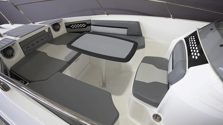 Fully convertible bow area from sitting lounge to sunbed